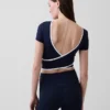 GapFit Smooth – dwustronny top typu crop z kopertowym dekoltem