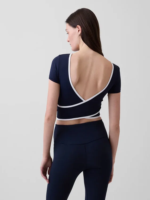 GapFit Smooth – dwustronny top typu crop z kopertowym dekoltem
