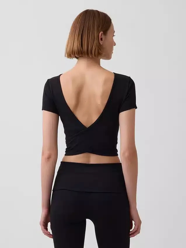 GapFit Smooth – dwustronny top typu crop z kopertowym dekoltem