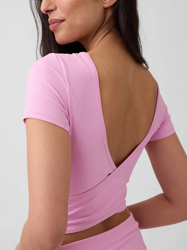 GapFit Smooth – dwustronny top typu crop z kopertowym dekoltem