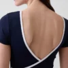 GapFit Smooth – dwustronny top typu crop z kopertowym dekoltem