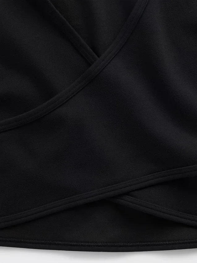 GapFit Smooth – dwustronny top typu crop z kopertowym dekoltem