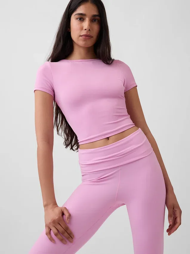 GapFit Smooth – dwustronny top typu crop z kopertowym dekoltem