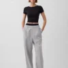 GapFit Smooth – dwustronny top typu crop z kopertowym dekoltem