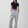 GapFit Smooth – dwustronny top typu crop z kopertowym dekoltem