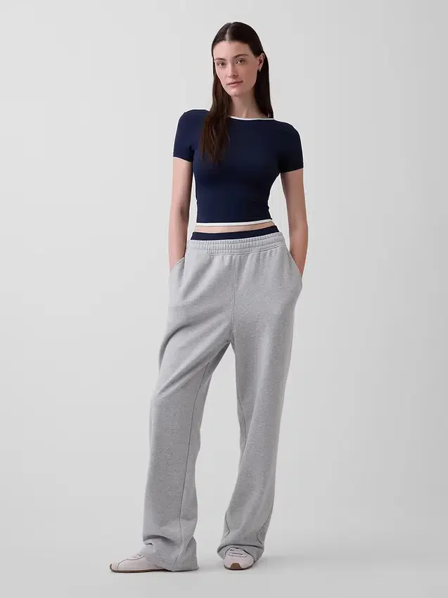 GapFit Smooth – dwustronny top typu crop z kopertowym dekoltem