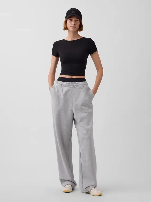 GapFit Smooth – dwustronny top typu crop z kopertowym dekoltem