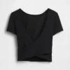 GapFit Smooth – dwustronny top typu crop z kopertowym dekoltem