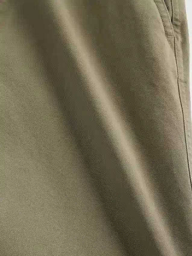 Grube spodnie khaki z tkaniny skośnej w stylu lat 90. o luźnym kroju