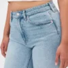 Jeansy Curvy z wysokim stanem, o kroju slim straight w stylu lat 90.