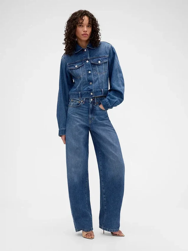 Jeansy GAP × Victoria Beckham z wysokim stanem i zaokrąglonymi nogawkami