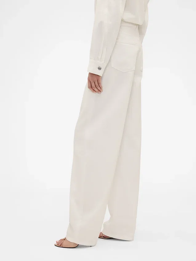 Jeansy GAP × Victoria Beckham z wysokim stanem i zaokrąglonymi nogawkami