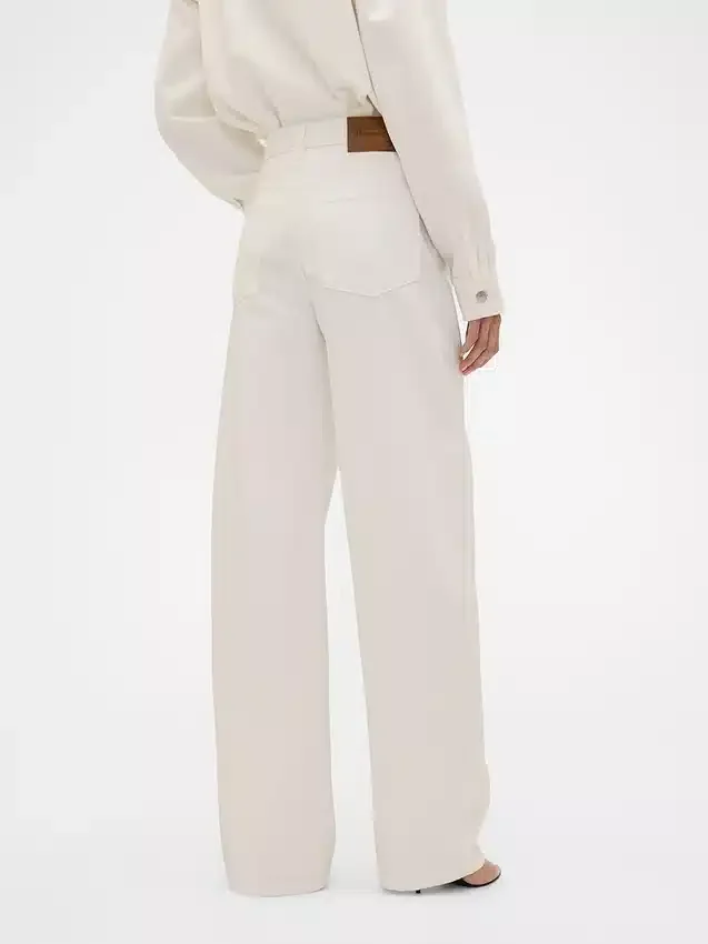 Jeansy GAP × Victoria Beckham z wysokim stanem i zaokrąglonymi nogawkami