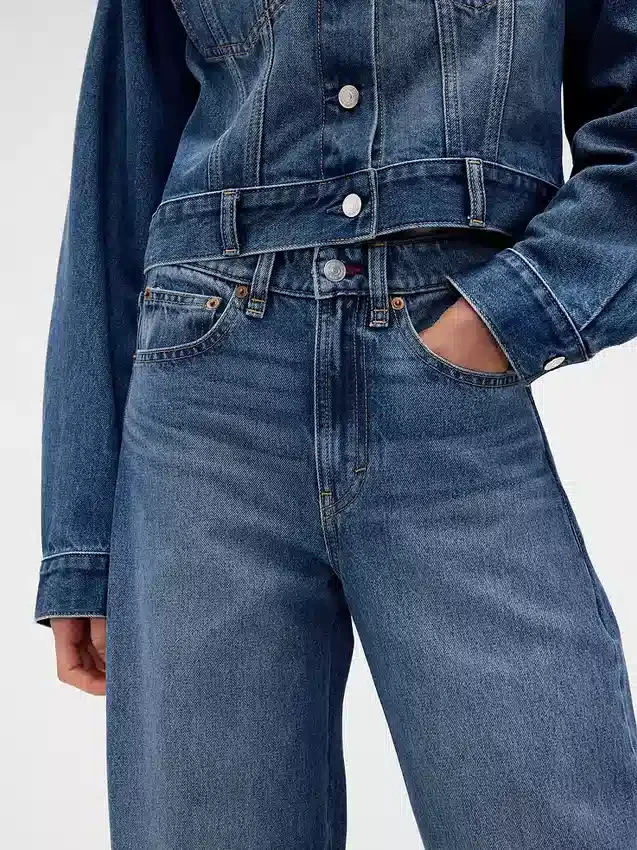 Jeansy GAP × Victoria Beckham z wysokim stanem i zaokrąglonymi nogawkami