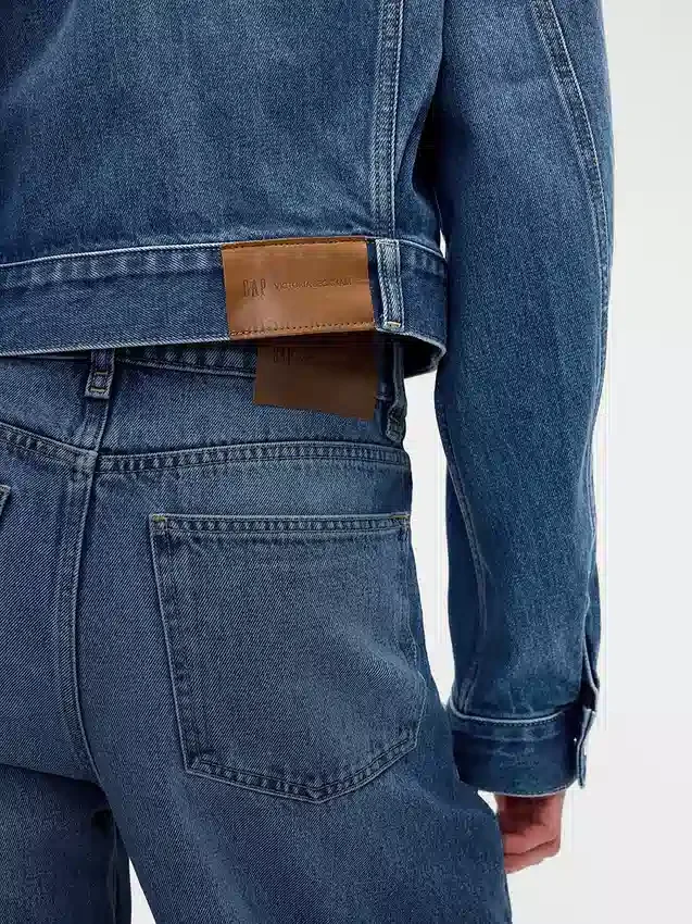 Jeansy GAP × Victoria Beckham z wysokim stanem i zaokrąglonymi nogawkami