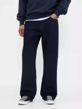 Jeansy o luźnym kroju w stylu lat 90.