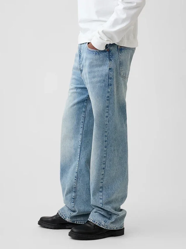 Jeansy o luźnym kroju w stylu lat 90.