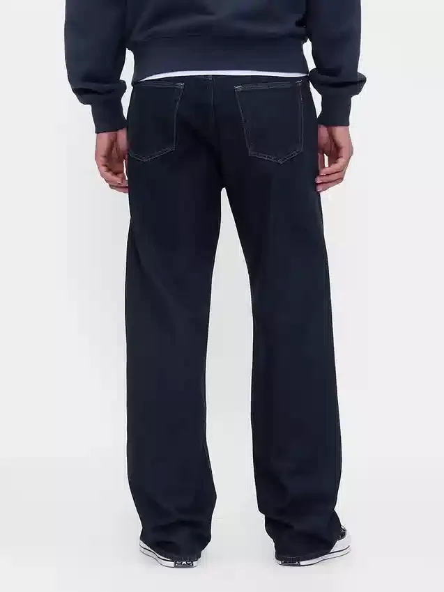 Jeansy o luźnym kroju w stylu lat 90.