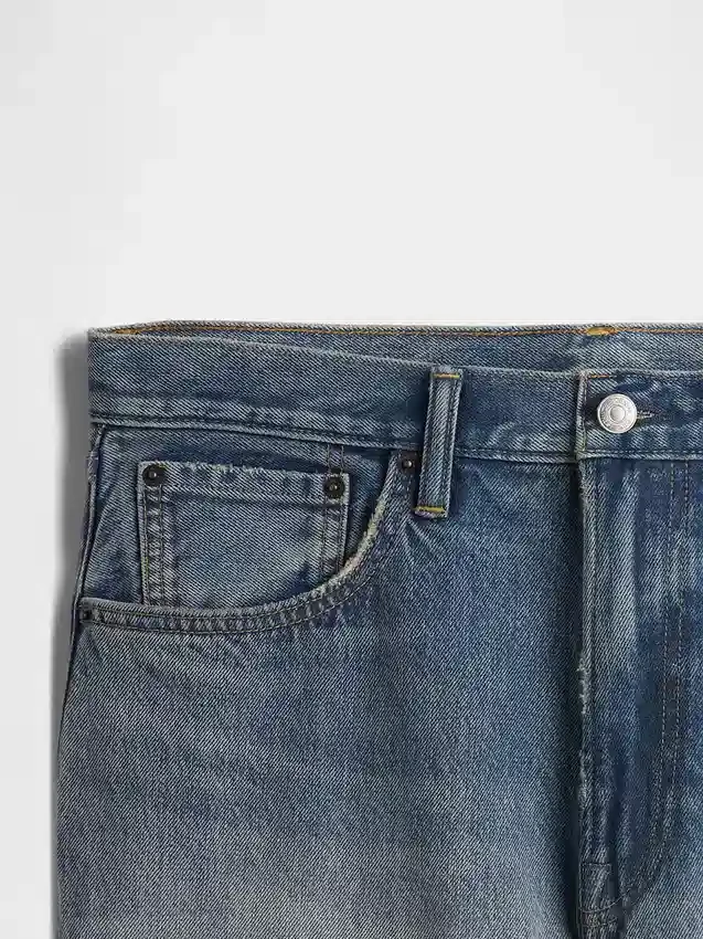 Jeansy o luźnym kroju w stylu lat 90.