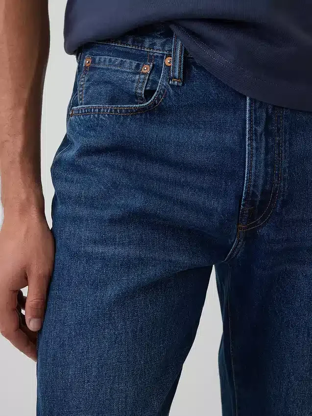 Jeansy o luźnym kroju w stylu lat 90.