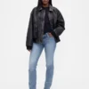 Jeansy o niskim stanie i prostym kroju „Slim Straight” w stylu lat 90.