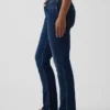 Jeansy o niskim stanie i prostym kroju „Slim Straight” w stylu lat 90.