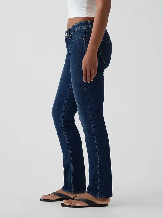 Jeansy o niskim stanie i prostym kroju „Slim Straight” w stylu lat 90.