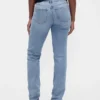 Jeansy o niskim stanie i prostym kroju „Slim Straight” w stylu lat 90.