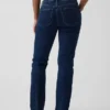 Jeansy o niskim stanie i prostym kroju „Slim Straight” w stylu lat 90.