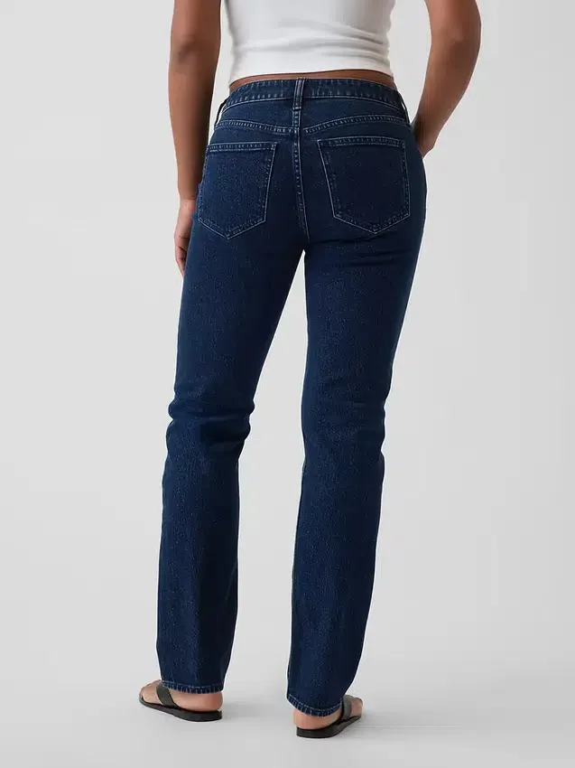 Jeansy o niskim stanie i prostym kroju „Slim Straight” w stylu lat 90.