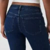 Jeansy o niskim stanie i prostym kroju „Slim Straight” w stylu lat 90.