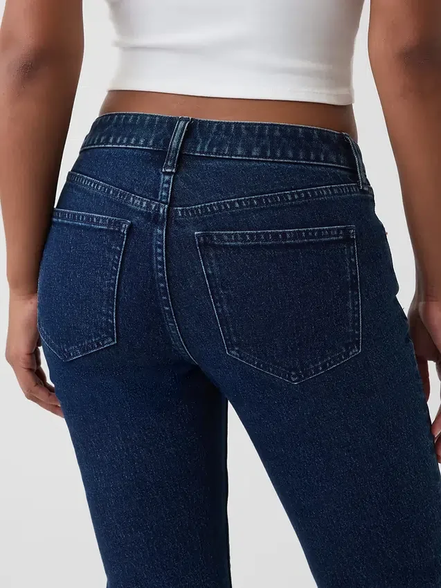 Jeansy o niskim stanie i prostym kroju „Slim Straight” w stylu lat 90.