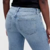 Jeansy o niskim stanie i prostym kroju „Slim Straight” w stylu lat 90.