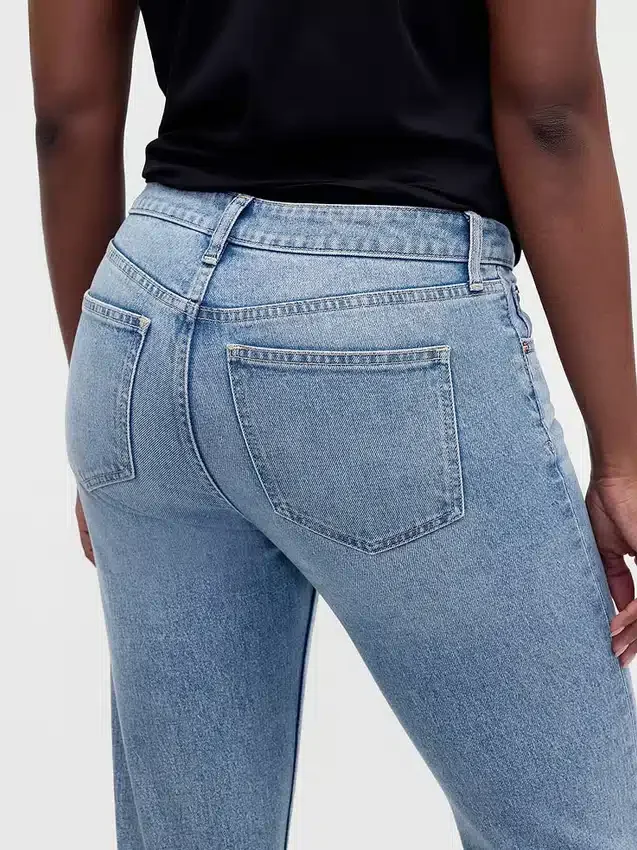 Jeansy o niskim stanie i prostym kroju „Slim Straight” w stylu lat 90.