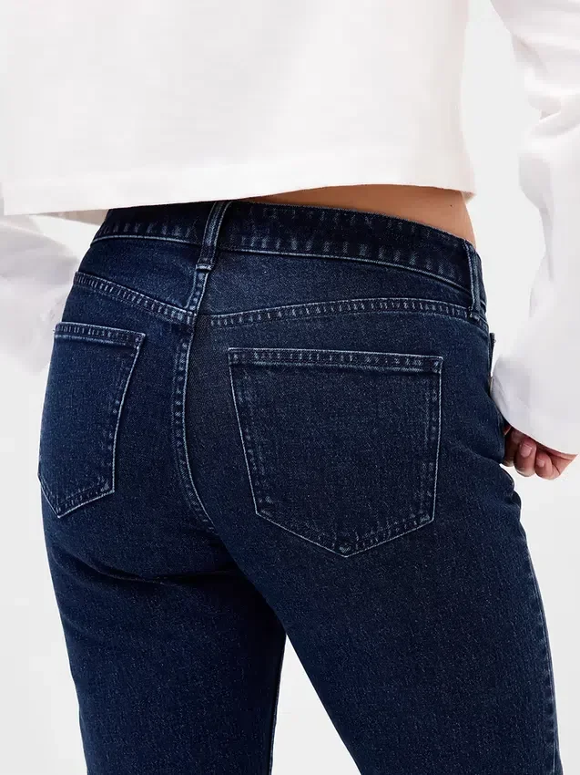 Jeansy o niskim stanie i prostym kroju „Slim Straight” w stylu lat 90.