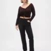Jeansy z wysokim stanem w stylu lat 90. o prostym kroju