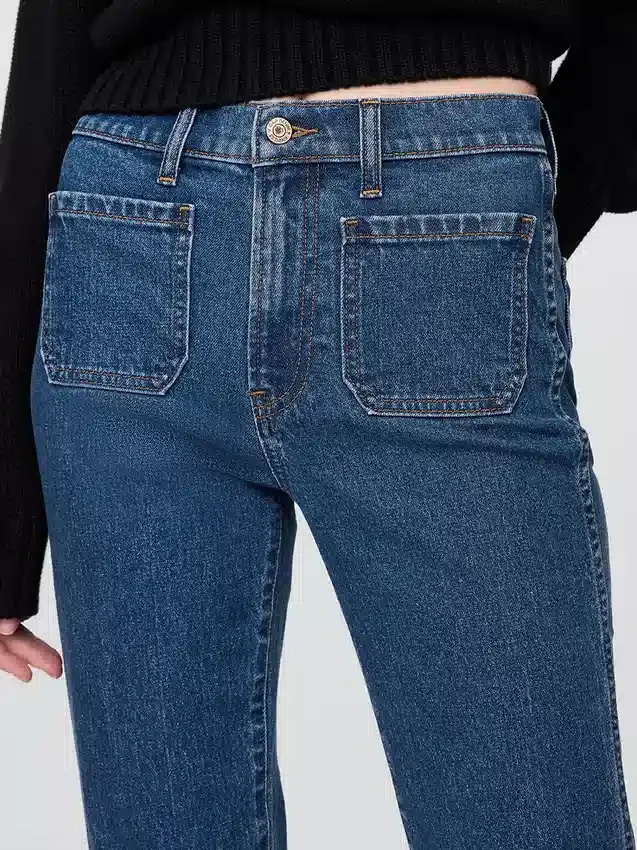 Jeansy z wysokim stanem w stylu lat 90. o prostym kroju