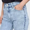 Jeansy z wysokim stanem w stylu lat 90. o prostym kroju