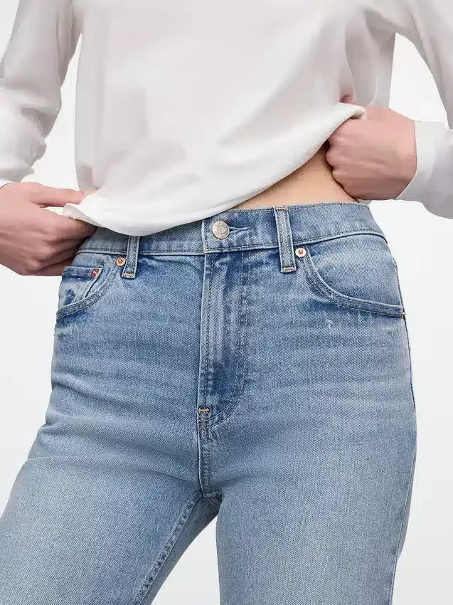 Jeansy z wysokim stanem w stylu lat 90. o prostym kroju