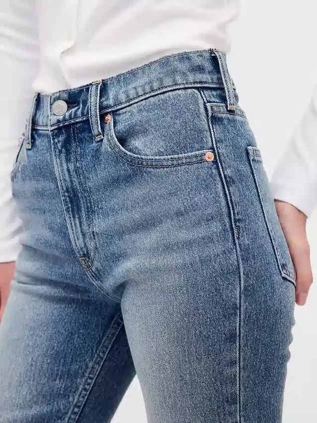Jeansy z wysokim stanem w stylu lat 90. o prostym kroju
