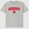 Koszula z ciemnym nadrukiem przedstawiającym Arch Logo Uniwersytetu Nebraska
