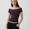 Krótki T-shirt z dzianiny o gęstym splocie z odkrytymi ramionami