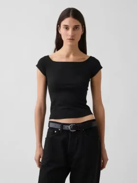 Krótki T-shirt z dzianiny o gęstym splocie z odkrytymi ramionami