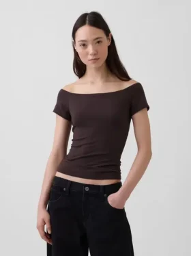 Krótki T-shirt z dzianiny o gęstym splocie z odkrytymi ramionami