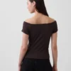 Krótki T-shirt z dzianiny o gęstym splocie z odkrytymi ramionami