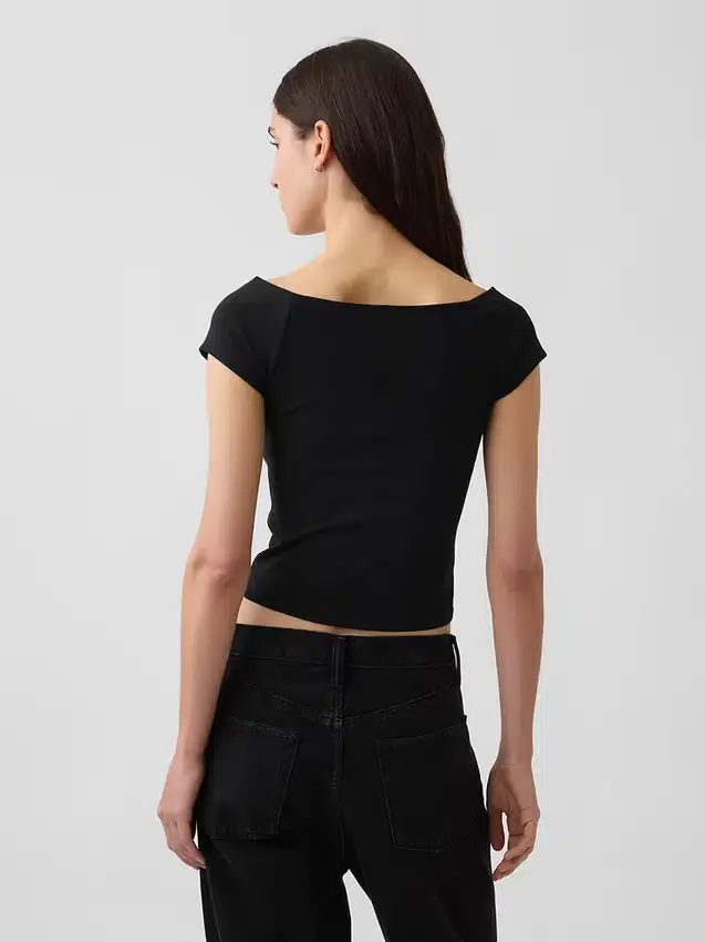 Krótki T-shirt z dzianiny o gęstym splocie z odkrytymi ramionami