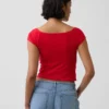 Krótki T-shirt z dzianiny o gęstym splocie z odkrytymi ramionami