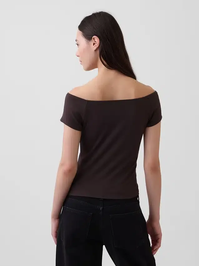 Krótki T-shirt z dzianiny o gęstym splocie z odkrytymi ramionami