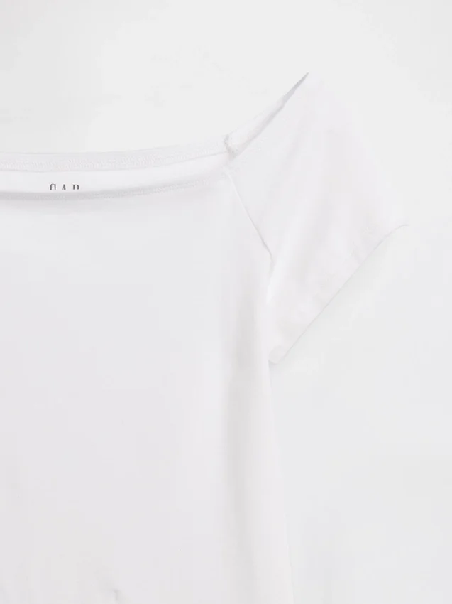 Krótki T-shirt z dzianiny o gęstym splocie z odkrytymi ramionami