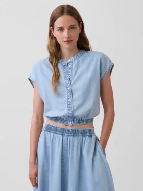Krótki top dżinsowy z rękawkami typu cap sleeve i zapięciem na guziki z przodu